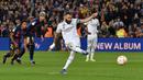 Dari 354 gol yang dikoleksi Karim Benzema bersama Real Madrid, 16 gol di antaranya dicetak dalam 46 laga El Clasico kontra Barcelona di semua kompetisi, termasuk satu kali hattrick yang dicetaknya saat menang 4-0 atas Barcelona pada laga leg kedua semifinal Copa del Rey musim 2022/2023 (5/4/2023). (AFP/Pau Barrena)