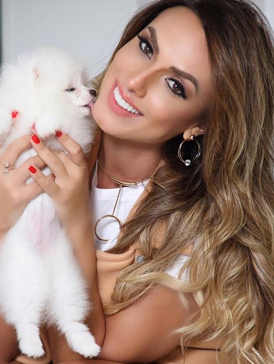 1. Nicole Bahls - Neymar Jr sempat dikabarkan memiliki hubungan khusus dengan presenter TV tersebut. Dalam acara TV, Nicole sempat mengaku memiliki perasaan  dengan bintang termahal dunia tersebut pada tahun 2011. (Instagram)