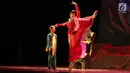 Aksi penari saat latihan untuk pertunjukkan Little Prince di Teater besar, Taman Ismail Marzuki, Jakarta, Jumat (8/12). Pertunjukkan Little Prince bertema "Karena hidup tidak seburuk seperti yang kita pikirkan".(Liputan6.com/Herman Zakharia)