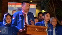 Sekjen Demokrat Hinca Pandjaitan saat Konfrensi Pers di Gedung DPP Demokrat, Jakarta, Kamis (22/10/2015). Partai Demokrat Menilai bahwa pemerintah telah melaksanakan tugas-tugas penegakan kedaulatan bangsa. (Liputan6.com/Helmi Afandi)