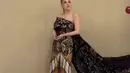 Bunga Citra Lestari juga hadir mengenakan dress batik dengan aksen one shoulder dan belahan pada bagian rok. Dress yang dibuat oleh Adeline Ester ini ditambah dengan aksen teil dan heel boots goldnya. [@resa_asriana]