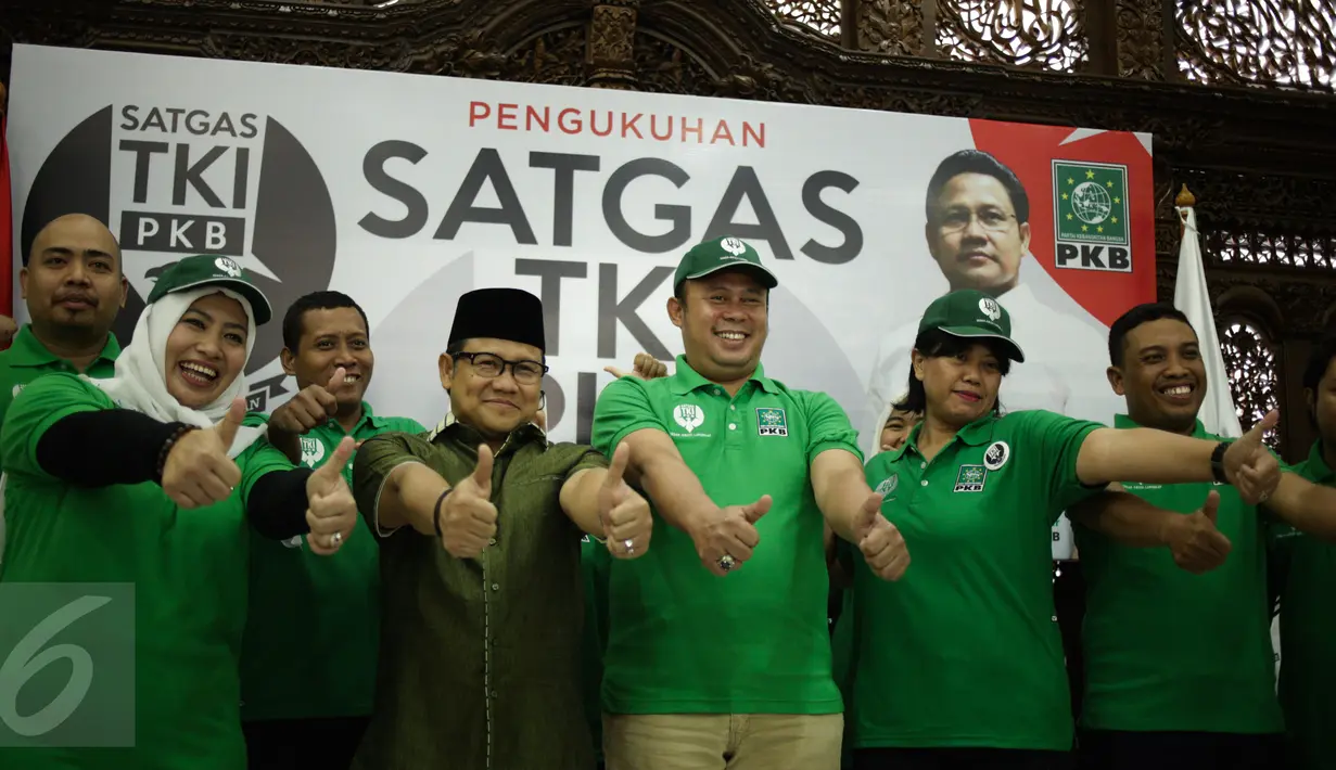  Ketum DPP PKB, Muhaimin Iskandar foto bersama usai pelantikan Satuan Tugas TKI di Kantor DPP PKB, Jakarta, Selasa (28/2). Satgas TKI nantinya bertugas membantu pemerintah memantau kelengkapan dokumen TKI. (Liputan6.com/Johan Tallo)