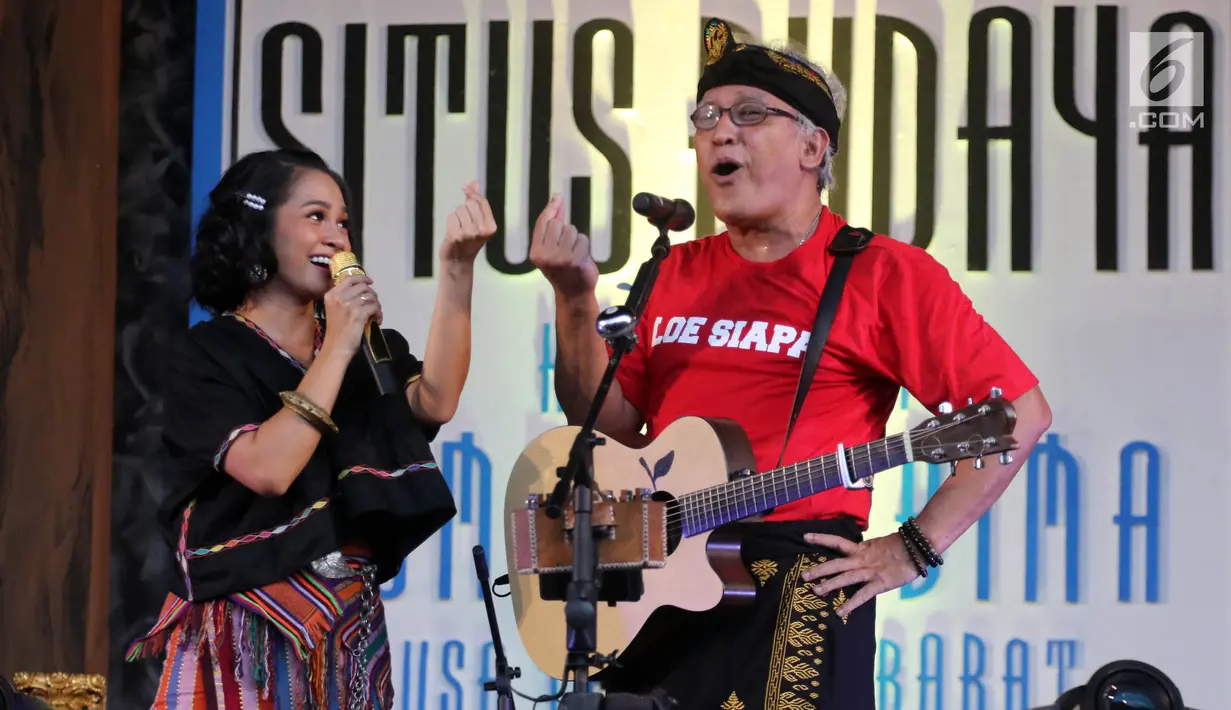 Andien saat berduet dengan Iwan Fals konser Situs Budaya: Nusa Tenggara Barat, Kerajaan Lombok & Bima di Panggung Kita, Depok Sabtu (3/3). Mereka membawakan lagu Seperti Matahari, Asmara dan Pancaroba dan  Barang Antik. (Liputan6.com/Arya Manggala) 