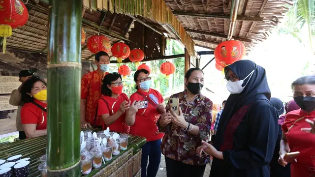 Stan kopi etnis Tionghoa juga dikunjungi BUpati Banyuwangi Ipuk Fiestiandani dalam Fetsibal Koi Kebangsaan (Istimewa)