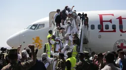 Tahanan Yaman meneriakkan slogan-slogan selama kedatangan mereka setelah dibebaskan oleh koalisi pimpinan Arab Saudi di Bandara Sanaa, Yaman, Kamis (15/10/2020). Pihak yang bertikai di Yaman menyelesaikan pertukaran tahanan besar yang ditengahi PBB pada hari Jumat. (AP Photo/Hani Mohammed)