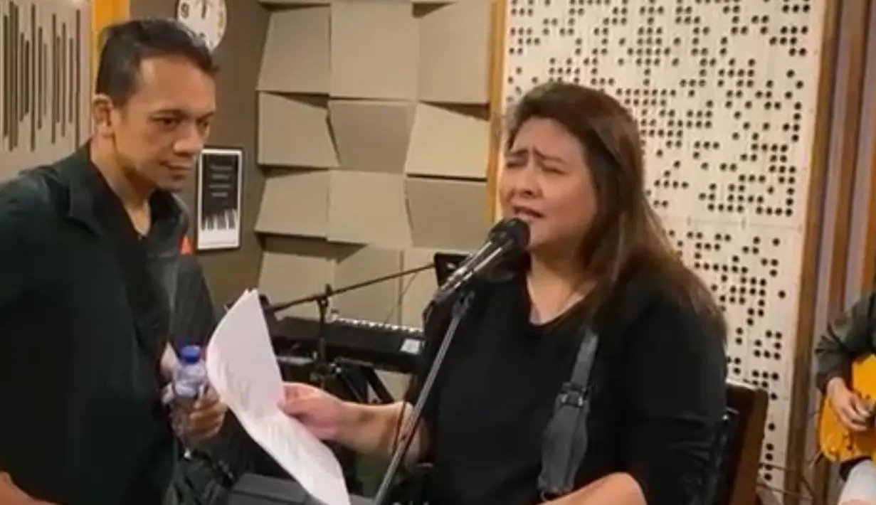Tak hanya Reza Artamevia saja, akan tetapi Bebi Romeo juga menggandeng Audy Item sebagai rekan dalam konser tunggalnya. Suara Bebi Romeo dan Audy Item juga dinantikan oleh para penggemar. (Liputan6.com/IG/@meisya__siregar)