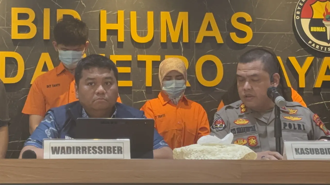 Polisi menangkap tiga tersangka komplotan love scam dan mengidentifikasi sedikitnya 21 korban dengan kerugian mencapai ratusan juta rupiah (Liputan6.com/Ady Anugrahadi)