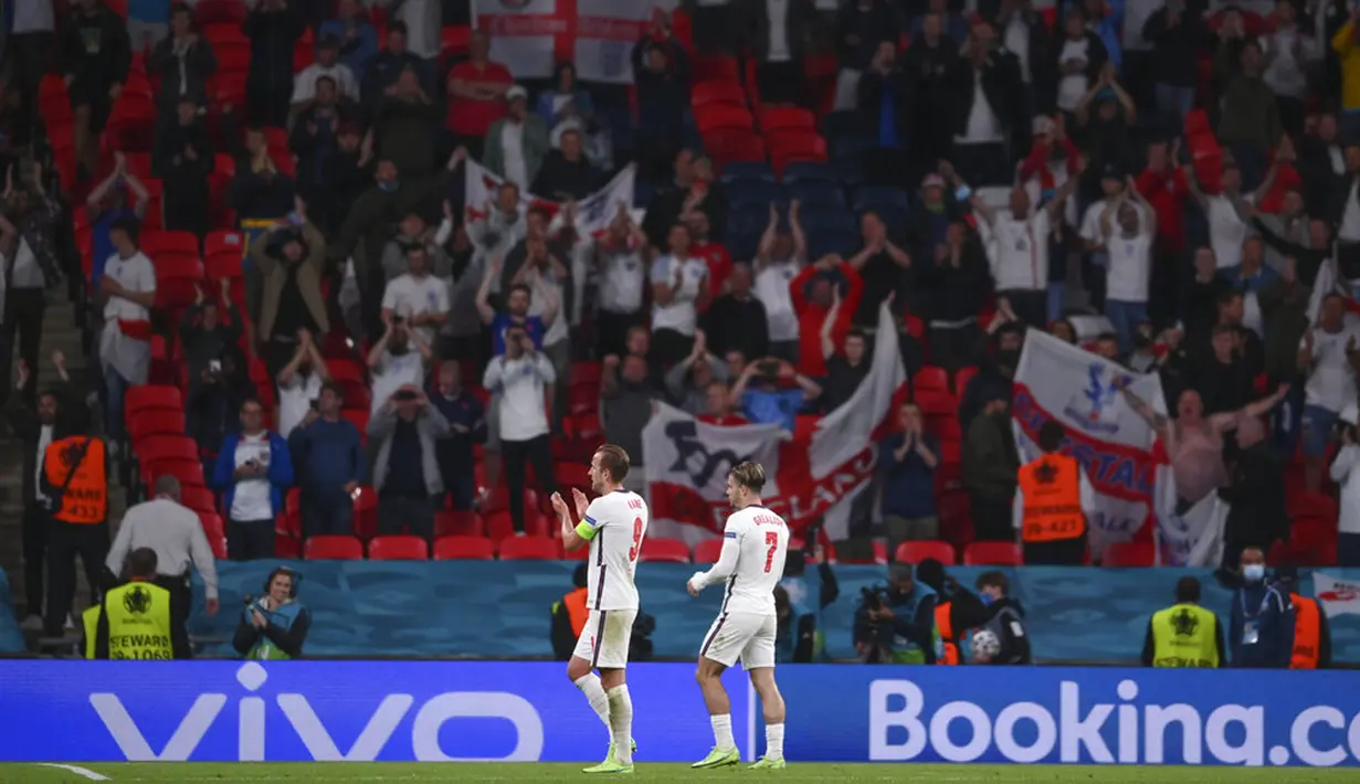 Pemain Inggris Harry Kane dan Jack Grealish memberikan tepuk tangan kepada para penggemar di akhir laga melawan Republik Ceko pada pertandingan Grup D Euro 2020 di Stadion Wembley, London, Selasa (22/6/2021). Inggris menang 1-0. (AP Photo/Laurence Griffiths, Pool)