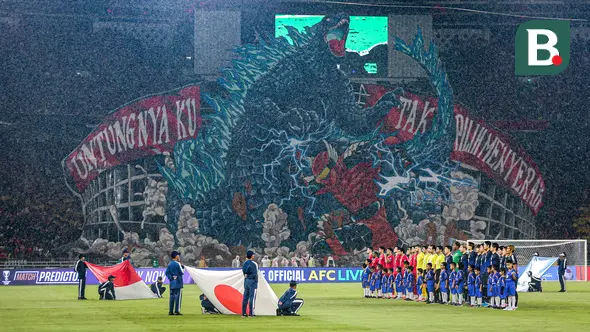 Koreografi raksasa dari suporter La Grande bergambar raksasa bergambarkan pertarungan antara Gundala dan Godzilla, serta tulisan "Untungnya Ku Tak Pilih Menyerah" di sisi kiri dan kanannya saat laga lanjutan putaran ketiga Grup C Kualifikasi Piala Dunia 2026 antara Timnas Indonesia melawan Jepang di Stadion Utama Gelora Bung Karno (SUGBK), Senayan, Jakarta, Jumat (15/11/2024). (Bola.com/Bagaskara Lazuardi)