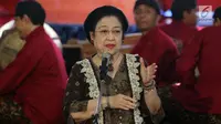 Ketua Umum PDIP Megawati Soekarnoputri memberikan sambutan pada pagelaran wayang kulit dalam rangka HUT PDIP ke-45 di Tugu Proklamasi, Jakarta, Sabtu Malam (27/1). Pagelaran wayang menampilkan lakon 'Bima Jumeneng Guru Bangsa'. (Liputan6.com/Johan Tallo)