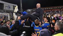 Kemenangan ini memastikan Bosnia dan Herzegovina yang dilatih Sergej Barbarez tampil di ajang tertinggi sepak bola dunia empat tahunan tersebut. Tampak dalam foto, pelatih Timnas Bosnia dan Herzegovina, Sergej Barbarez, diangkat tinggi-tinggi saat merayakan kemenangan adu penalti dalam pertandingan final play-off kualifikasi Piala Dunia 2026 zona Eropa melawan Italia di Stadion Bilino Polje, Zenica, Selasa 31 Maret 2026 waktu setempat atau Rabu 1 April 2026 dini hari WIB. (Fabio Ferrari/LaPresse via AP)