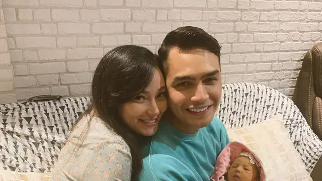 7 Potret Kebersamaan Asmirandah dan Jonas Rivanno Asuh Anak Pertama