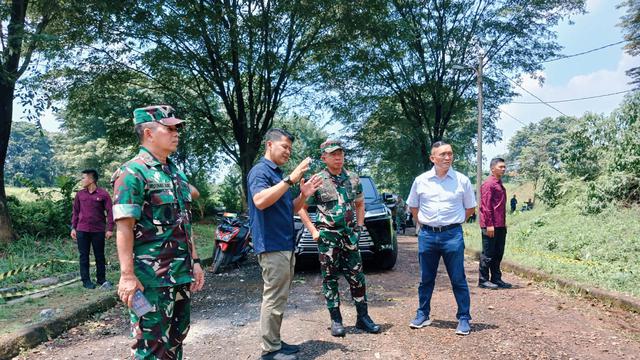 Panglima TNI Jenderal TNI Agus Subiyanto meninjau gudang amunisi daerah (Gudmurah) milik Kodam Jaya yang terbakar pada Sabtu malam (30 Maret 2024) di Ciangsana, Kabupaten Bogor, Minggu (31/3/2024)