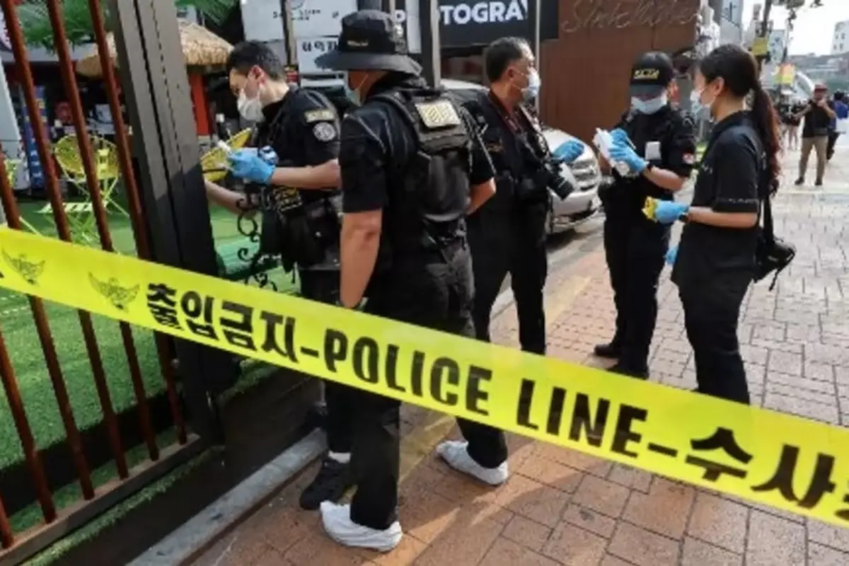 Polisi menyelidiki lokasi serangan pisau atau penikaman di dekat stasiun kereta bawah tanah Sillim di barat daya Seoul pada 21 Juli 2023. (YONHAP / AFP)