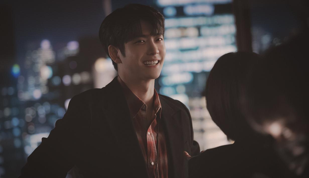 Kang Tae Oh dalam foto di balik layar drakor Extraordinary Attorney Woo. (ENA via Soompi)