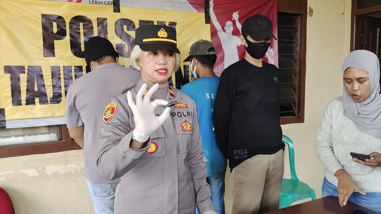 Kapolsek Tajur Halang, Iptu Tamar Bekti Widiasih Jalmi memperlihatkan barang bukti narkotika yang dikendalikan dari lapas.