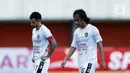 Pemain Bali United Hariono (kanan) dan Stefano Lilipaly tampak lesu usai melawan Persita Tangerang pada laga Piala Menpora 2021 di Stadion Maguwoharjo, Sleman, Jumat (2/4/2021). Laga berakhir imbang 1-1. (Bola.com/M Iqbal Ichsan)