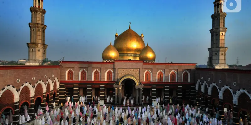 Suasana Sholat Idul Fitri di Masjid Kubah Emas