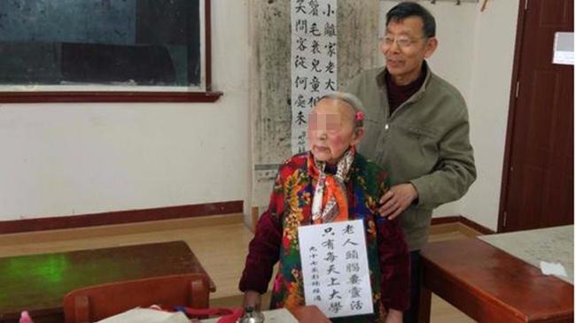 Di usianya yang sudah sangat senja, nenek Peng tak pernah patah semangat untuk terus belajar/copyright scmp.com