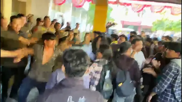 Unjuk Rasa Kelangkaan BBM Berakhir Ricuh, Staf Ketua DPRD Sulsel Adu Jotos dengan Demonstran