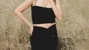 Nisya Ahmad berpose memakai crop tank top hitam serta rok mini memamerkan kulit mulusnya. Tak ketinggalan, kacamata hitam dan topi pun turut dikenakan agar lebih maksimal. Sambil berpose cantik di tengah rerumputan, Nisya Ahmad sukses mencuri perhatian. (Instagram/nissyaa)