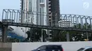 Pengendara melintas di sisi JPO Ratu Plaza di Jalan Jenderal Sudirman, Jakarta, Selasa (11/12). JPO Ratu Plaza merupakan 1 dari 12 JPO di sepanjang jalan Jend Sudirman - MH Thamrin yang masuk dalam proses revitalisasi. (Liputan6.com/Helmi Fithriansyah)