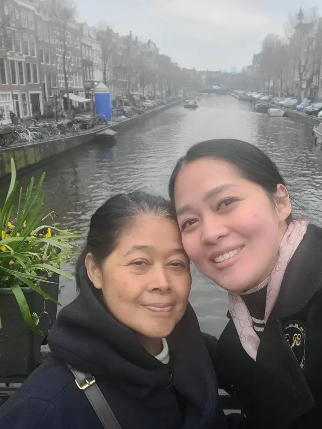 7 Momen Gracia Indri Ke Kebun Bunga Tulip Pertama Kali, Seru Bersama Suami dan Anak