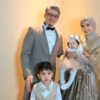 Tampil Kompak, 5 Potret Irwansyah dan Zaskia Sungkar Kondangan Ajak Ukkasya dan Baby Humaira (credit: instagram/zaskiasungkar15)