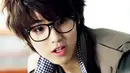 Saat memakai kacamata, Minhyuk CNBLUE terlihat lebih tampan dan lebih muda. Bahkan banyak yang berkata jika Minhyuk tampak lebih imut. (Foto: soompi.com)