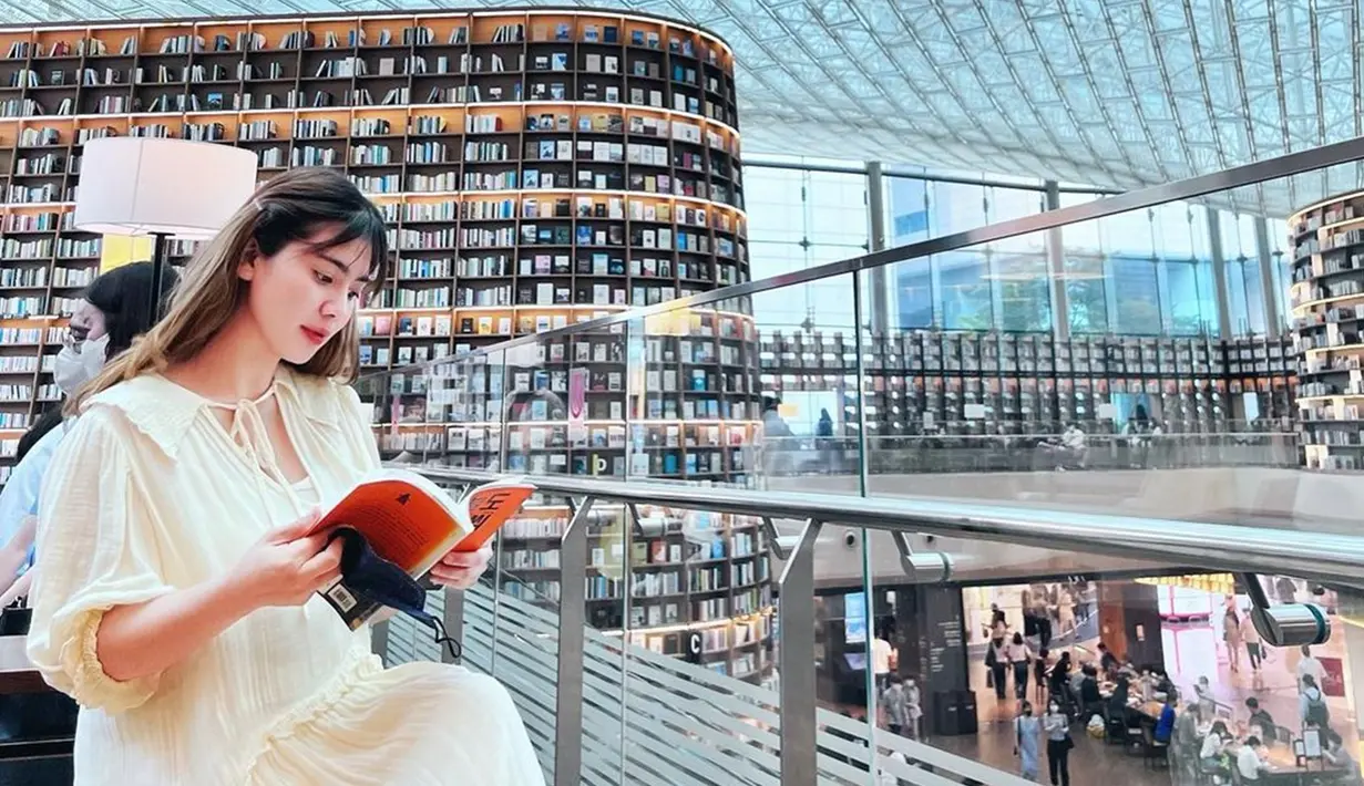 Tampil dalam simpel dress, gaya kasual wanita yang akrab disapa Feli ini juga bisa dijadikan inspirasi. Dirinya pun terlihat menggunakan makeup sederhana dan tatanan rambut yang cukup simpel. (Liputan6.com/IG/@felicyangelista_)