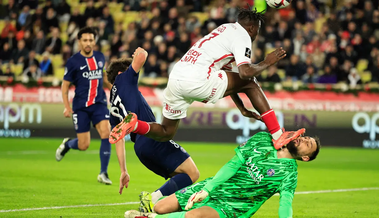 Laga Ligue 1 antara Paris Saint-Germain (PSG) dan AS Monaco pada Rabu (18/12/2024) diwarnai insiden mengerikan. Gianluigi Donnarumma, kiper andalan PSG mengalami cedera wajah parah setelah terkena pul sepatu pemain AS Monaco, Wilfried Singo. (AFP/Valery Hache)