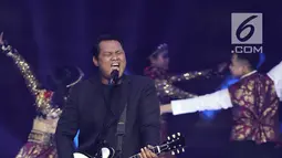 Penampilan penyanyi Virgoun saat bernyanyi dalam acara IBOMA 2018 di STUDIO 6 EMTEK CITY, Jakarta, Jumat (23/3). Penampilan Virgoun memukau penonton. (Liputan6.com/Herman Zakharia)