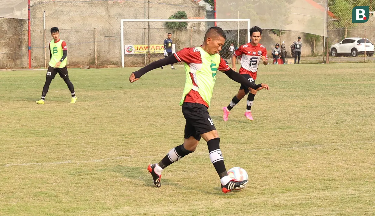 Pemain FC Bekasi City, Ismed Sofyan, menggiring bola saat mengikuti sesi latihan di Lapangan Harin, Tengerang Selatan, Rabu (7/9/2023). Legenda Persija Jakarta ini tampak masih serius dan semangat mengikuti sesi latihan meski usianya telah menginjak 44 tahun. (Bola.com/M Iqbal Ichsan)