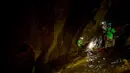 Pengunjung menuruni gua Son Doong, salah satu gua alam terbesar di dunia, salama tur di provinsi Quang Binh, Vietnam pada 19 Januari 2021. Perjalanan menuju Gua Han Son Doong hampir memakan waktu setengah hari menembus hutan dengan pepohonan lebat. (Nhac NGUYEN/AFP)