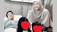 Desta saat berpose dengan mantan istri, Natasha Rizky, dan anak-anak mereka yang sedang menjenguknya di rumah sakit pada akhir pekan Maret 2024. (Instagram @desta80s)