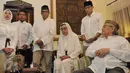 Calon Wakil Gubernur DKI nomor urut tiga, Sandiaga Uno mengunjungi kediaman orangtuanya untuk memohon doa restu sebelum menggunakan hak pilihnya pada Pilkada DKI 2017 di kawasan Kebayoran Baru, Jakarta, Rabu (19/4). (Liputan6.com/Helmi Afandi)