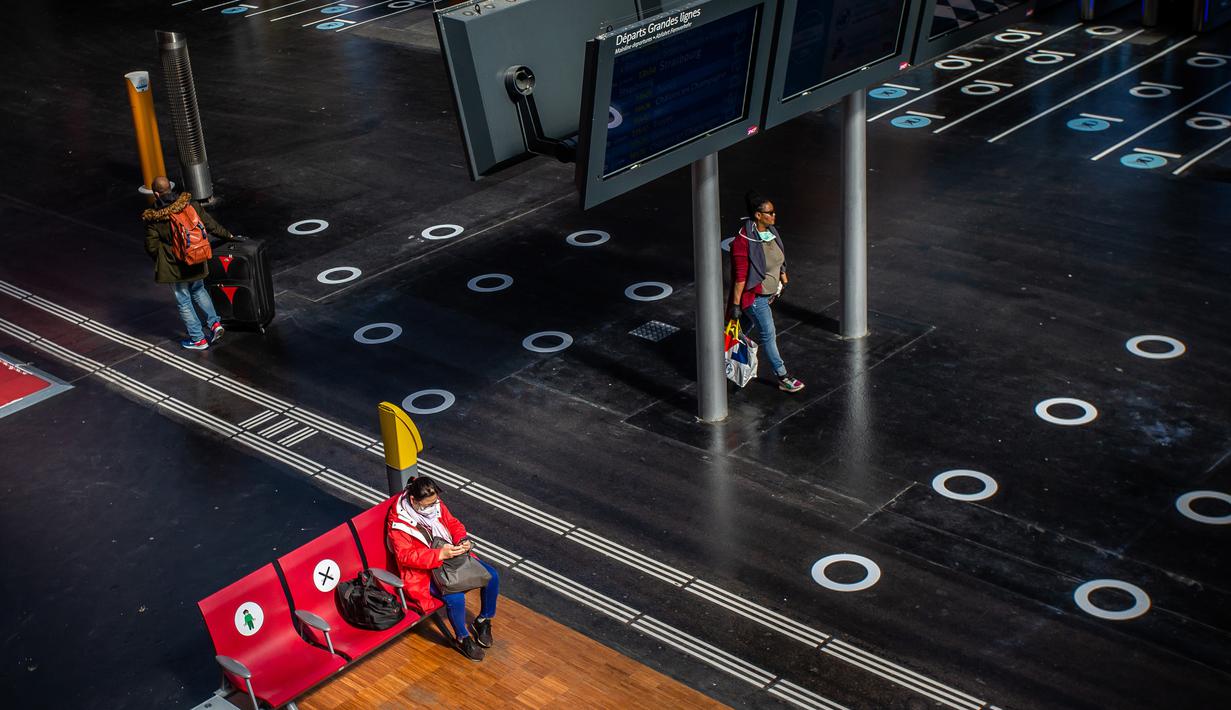 Penanda Jaga Jarak di Stasiun Kereta Paris: Sejumlah penanda jaga jarak sosial terlihat di lantai Stasiun Kereta Gare du Nord, Paris, Kamis (7/5/2020). Stasiun Kereta Gare du Nord menerapkan penanda jaga jarak sosial untuk mempersiapkan kedatangan penumpang dalam jumlah besar (Xinhua/Aurelien Moris)