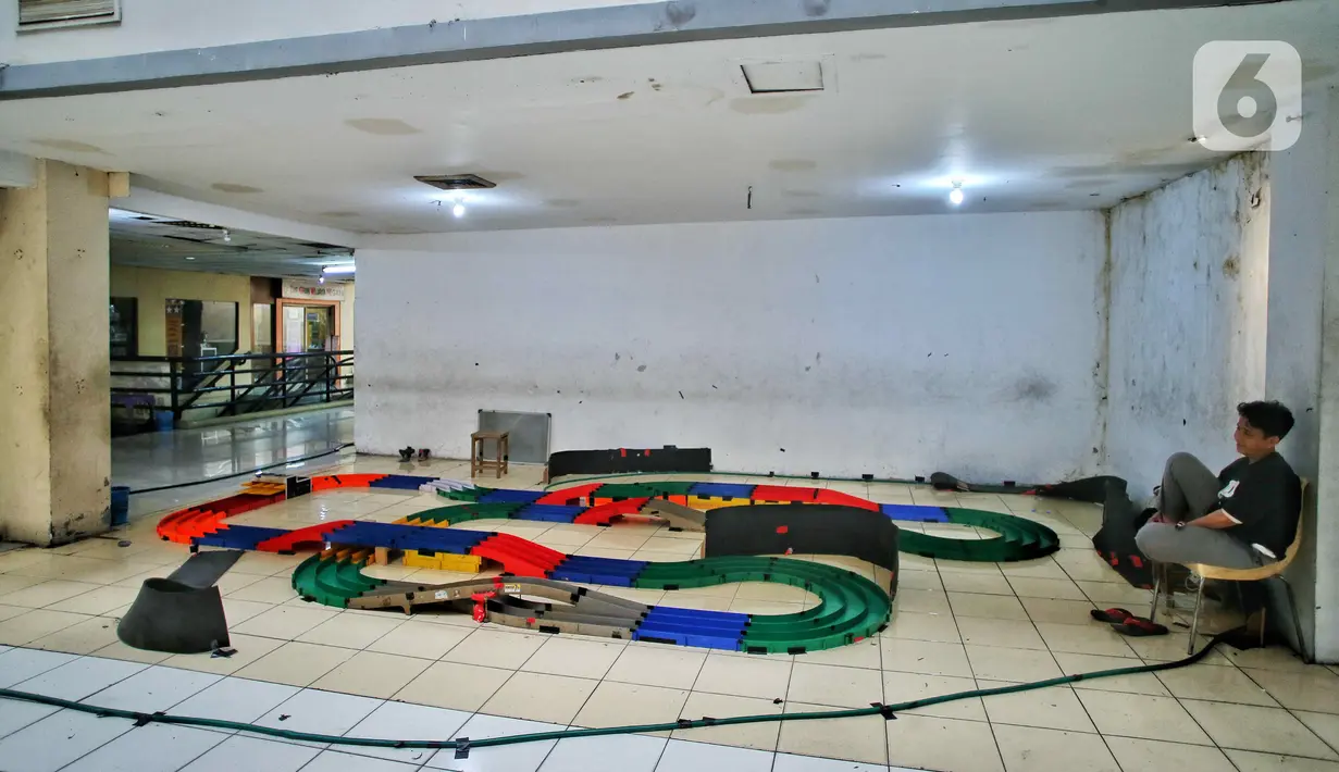 Pekerja menunggu tempat permainan di Mal Blok M, Jakarta, Senin (24/10/2022). Peneliti dari Institute for Development of Economics and Finance (Indef) Nailul Huda memprediksi Indonesia akan mampu bertahan dalam menghadapi ancaman resesi global yang diperkirakan terjadi pada tahun depan. (Liputan6.com/Angga Yuniar)