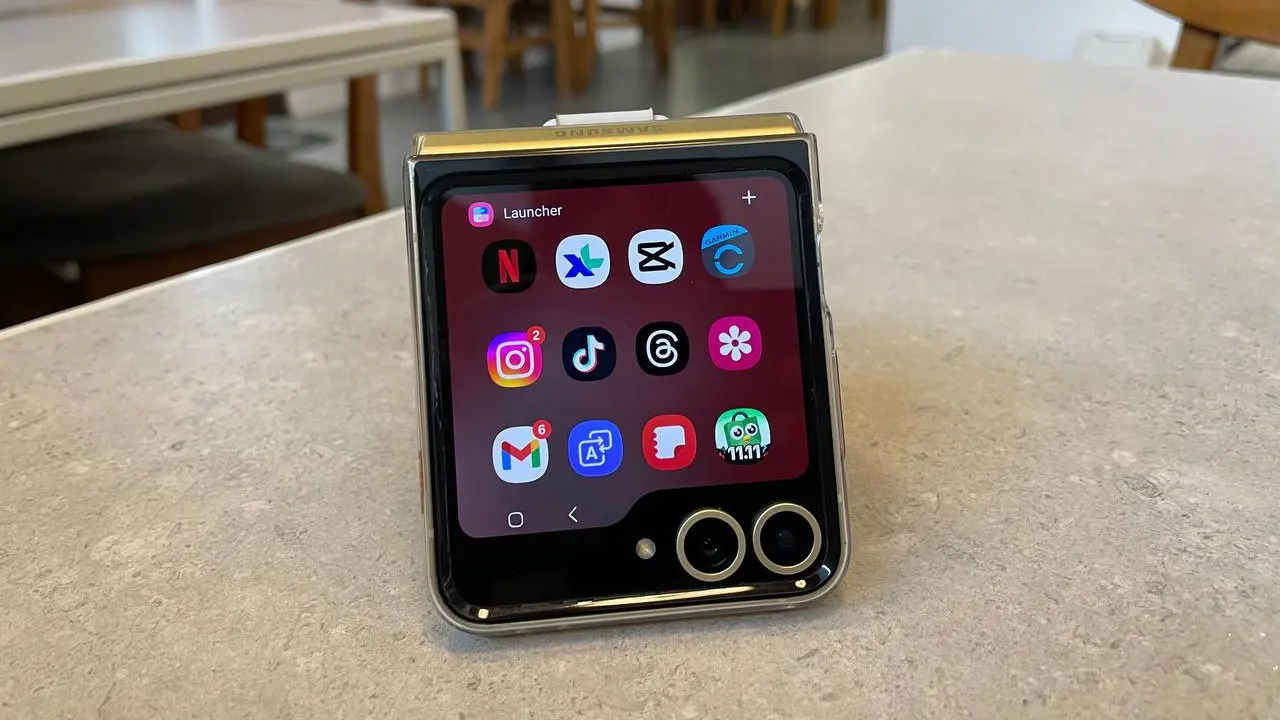 Menempatkan aplikasi TikTok di Cover Screen Galaxy Z Flip6