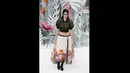 Adik tiri Kim Kardashian, Kendall Jenner, memperagakan busana di acara Paris Fashion Week Haute Couture Spring/Summer 2015 di Prancis, Selasa (27/1). (AFP PHOTO/Patrick KOVARIK)