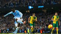Pemain Manchester City, Yaya Toure, mencetak gol melalui penalti ke gawang Norwich City dalam laga Liga Premier Inggris di Stadion Etihad, Manchester, Sabtu (31/10/2015) malam WIB. (AFP Photo/Lindsey Parnaby)