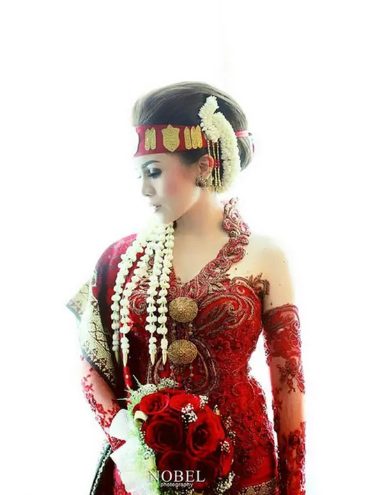 "Lebih suka momo yg duluuu...cantik bgt klo senyum ada gingsulnya...," tulis rizky.ririz. "Giginya jadi aneh ka momo," tulis rissmela. Doa semoga langgeng Momo Geisha dan Nicola juga membanjiri instagramnya. (Instagram/nobelphotography)