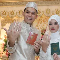 Pasangan Artis, Ben Kasyafani dan Nesyana Ayu Nabila memperlihatkan cincin nokah usai ijab kabul, Jakarta, Sabtu (30/07). Ben dan Inez nantinya akan menggelar resepsi pernikahan di Grand Ballroom Ritz Carlton Hotel,Jaksel. (Liputan6.com/Herman Zakharia)