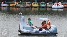 Pengunjung menaiki bebek air di kawasan wisata Setu Babakan, Jakarta Selatan, Sabtu (2/1/2016). Setu Babakan menjadi destinasi wisata alternatif dengan biaya yang relatif terjangkau. (Liputan6.com/Immanuel Antonius)