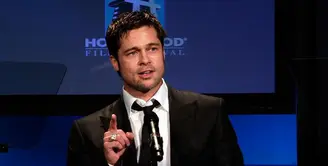 Berita terbaru datang dari aktor tampan Brad Pitt. Tak ada hentinya, kali ini Pitt dikabarkan kembali berhubungan dengan mantan kekasihnya bernama Sinitta, seorang penyanyi wanita berusia 53 tahun. (AFP/Bintang.com)