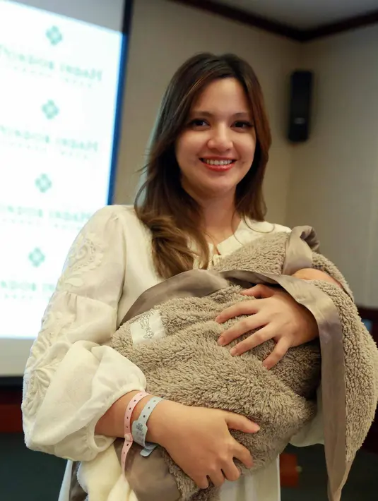 "Terus nunggu sampai bayinya keluar tuh deg-degan karena aku udah tau bakal dibelek, walaupun nggak berasa tapi kan tau, jadi otaknya dialihin aja ke yang lain, ngomongin kue. Gak jelas sih," lanjut Nia diselingi gelak tawa. (Nurwahyunan/Bintang.com)