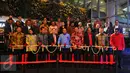 Sejumlah pejabat negara menggunting pita saat peresmian Maxx Box Lippo Karawaci di Tanggerang, Banten, Kamis (10/3/2016). Maxx Box Lippo Village adalah salah satu premium spot entertainment. (Liputan6.com/Faisal R Syam)