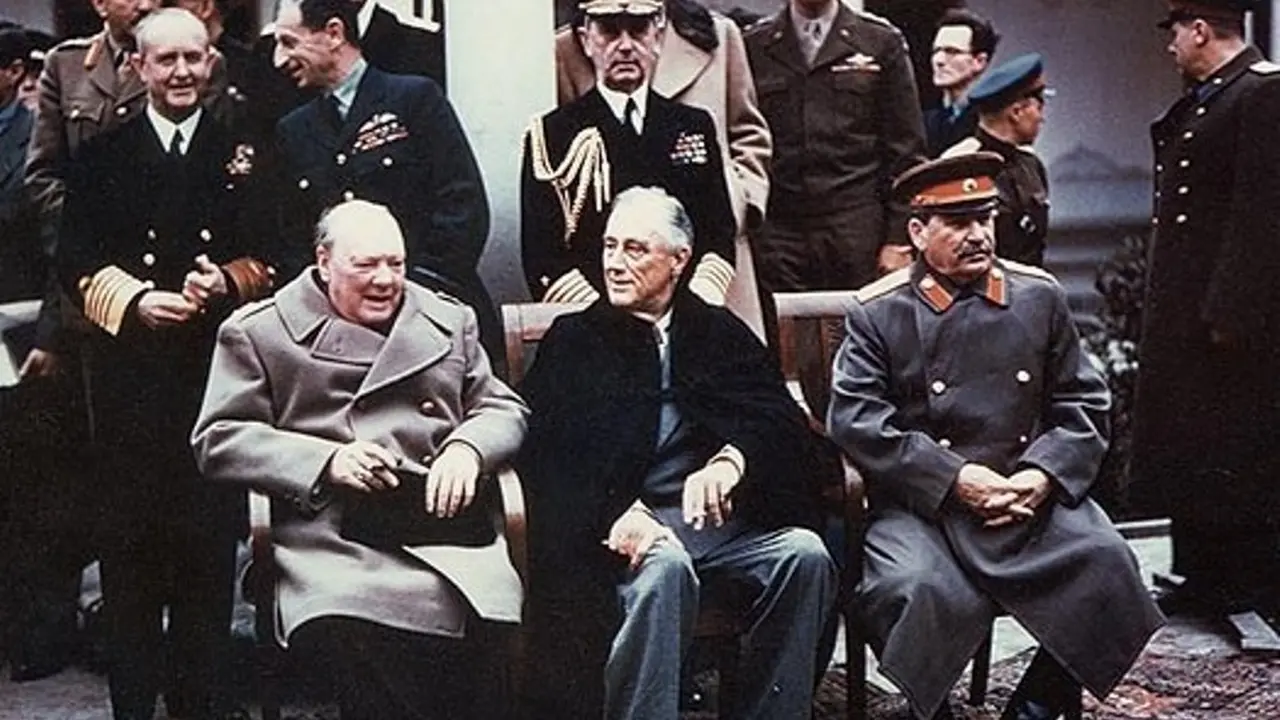 (duduk, kiri ke kanan) Churchill, Roosevelt, dan Stalin (Wikimedia Commons)