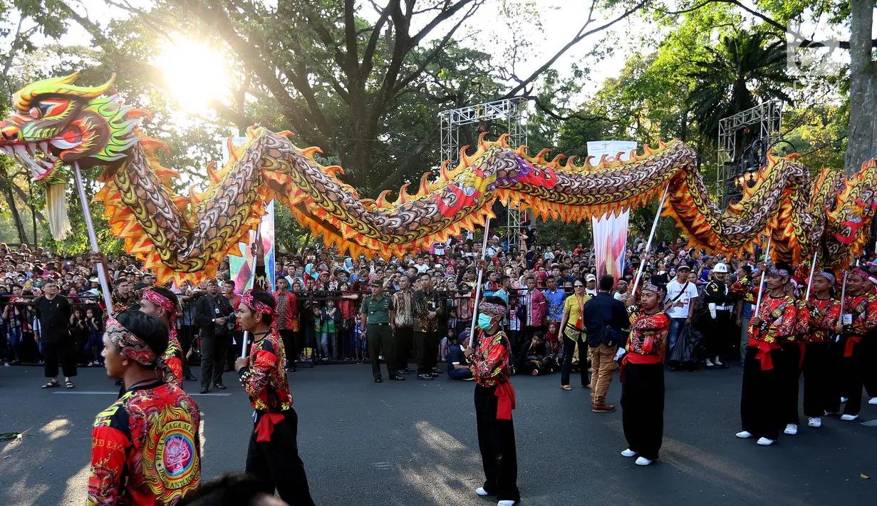 Peserta mengikuti parade Karnaval Kemerdekaan Pesona Parahyangan dalam rangka puncak peringatan HUT ke-72 Kemerdekaan RI di Bandung, Sabtu (26/8). Karnaval ini menghadirkan ribuan manusia dengan menggunakan pakaian adat. (Liputan6.com/Johan Tallo)