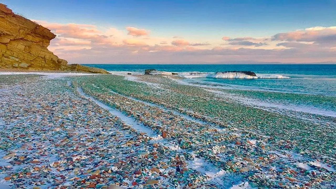 Memukau, Pantai Berpasir Kaca Warna-Warni di Teluk Ussuri